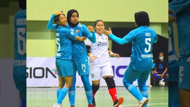 
Pemain Putri Sumsel melakukan selebrasi usai berhasil membobol gawang Pansa FC Yogyakarta dalam laga Seri Yogyakarta Women Liga Futsal Profesional Indonesia (Liga Pro) Minggu (20/1). Ft. Ist