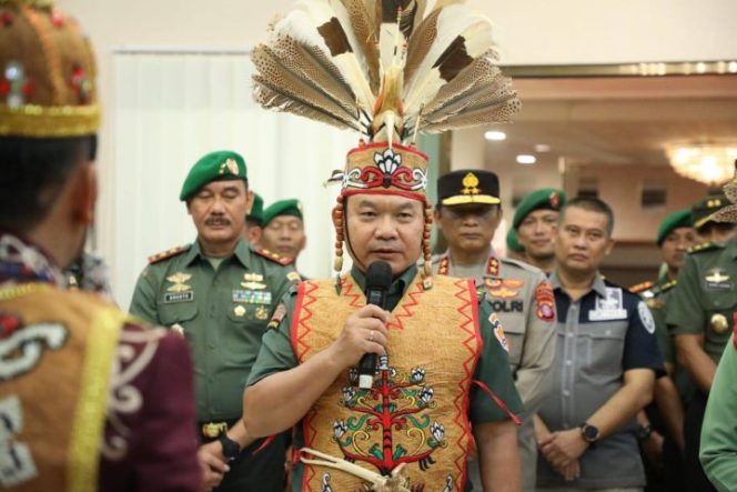 
Kasad Dianugerahi Gelar Adat tertinggi Suku Dayak Mantir Hai Penambahan