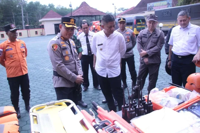 
Kapolres OKU Timur Pimpin Apel Kesiapsiagaan Bencana Hidrometeorologi